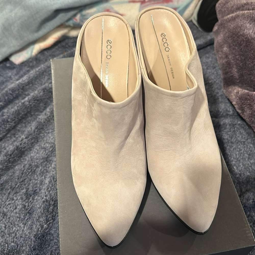 Never used Ecco heels size 9, color beige